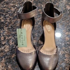 New With Tags Easy Spirit Evolve Metallic Silver/Pewter  Heels